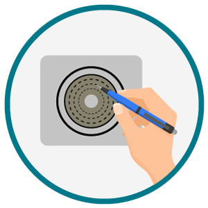 Mão desenha, com caneta, o contorno circular do recorte sobre a placa adesiva de uma bolsa de estomia.