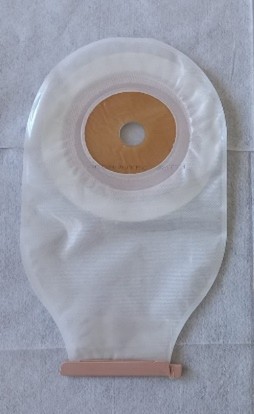 Imagem de uma bolsa de colostomia usada para coleta de resíduos intestinais em pacientes ostomizados Bolsa de colostomia descartável sobre uma superfície de tecido