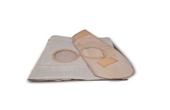 Faixa abdominal para ostomizados com suporte para bolsa coletora. Faixa abdominal para ostomia com abertura circular e compartimento para bolsa coletora, confeccionada em tecido elástico e respirável. A faixa está dobrada com a bolsa posicionada por cima.